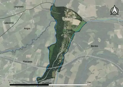 Photo aérienne en couleurs de la commune.