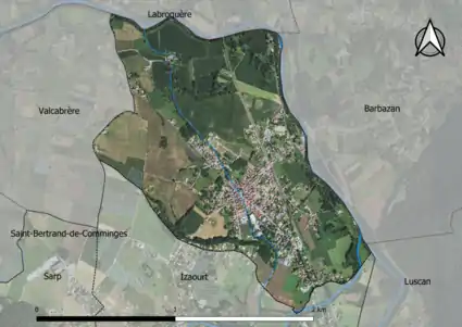 Photo aérienne en couleurs de la commune.