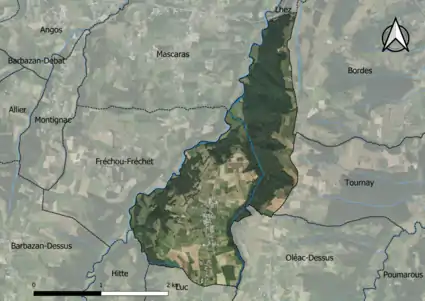 Photo aérienne en couleurs de la commune.