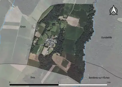 Photo aérienne en couleurs de la commune.