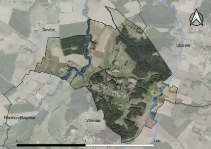 Photo aérienne en couleurs de la commune.