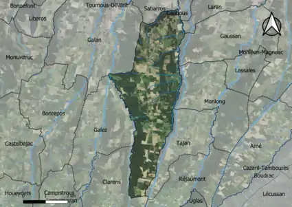 Photo aérienne en couleurs de la commune.