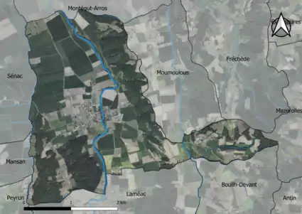 Photo aérienne en couleurs de la commune.