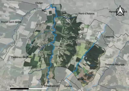 Photo aérienne en couleurs de la commune.