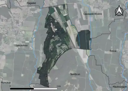 Photo aérienne en couleurs de la commune.