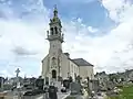 Saint-Méen : l'église paroissiale au milieu du cimetière et son clocher à dôme (date du XIXe&nbsp;siècle)