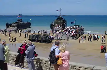 Foule de visiteurs et touristes à Arromanches, le 6 juin 2014.
