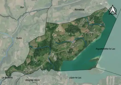 Photo aérienne en couleurs de la commune.