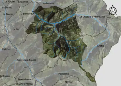 Photo aérienne en couleurs de la commune.