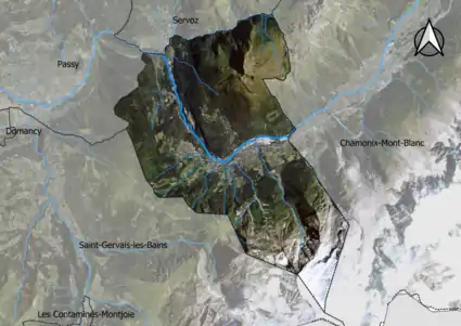 Photo aérienne en couleurs de la commune.