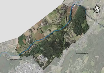 Photo aérienne en couleurs de la commune.