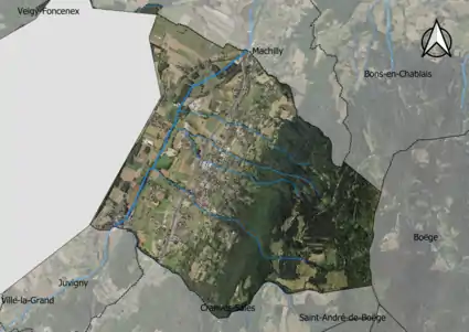 Photo aérienne en couleurs de la commune.