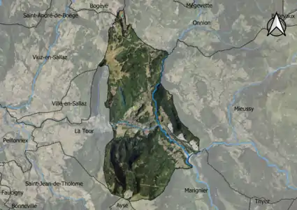 Photo aérienne en couleurs de la commune.