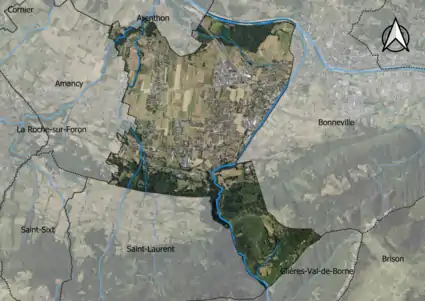 Photo aérienne en couleurs de la commune.