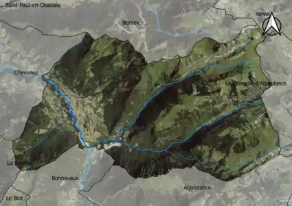 Photo aérienne en couleurs de la commune.