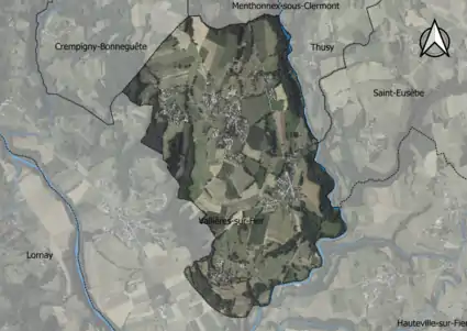 Photo aérienne en couleurs de la commune.