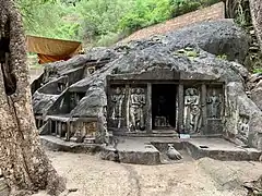 Les temples troglodytiques de Bhairavakona, dans le massif des Nallamala. Taillés entre le VIIe&nbsp;siècle et le VIIIe&nbsp;siècle.
