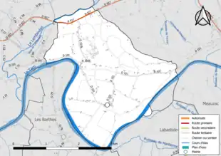 Carte en couleur présentant le réseau hydrographique de la commune