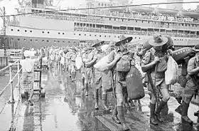 Soldats de la 8e&nbsp;division australienne débarquant à Singapour le 15 août 1941