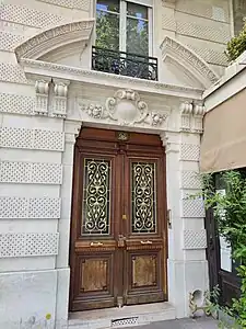 No 96 : entrée surmontée d'un fronton cintré brisé.