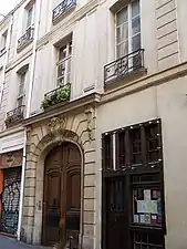 Le no&nbsp;9 de la rue.