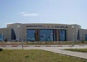 Aérogare vue depuis le parking.