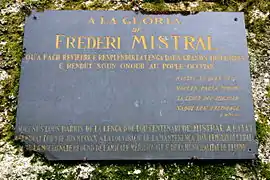 Plaque sur l'un des rochers, écrite en Occitan