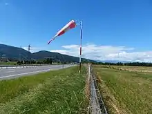 Manche à air J7 au bord de l'autoroute, à Arthaz-Pont-Notre-Dame (Haute-Savoie)