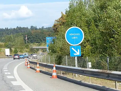 « Véhicules lents&nbsp;» dans une montée de l'autoroute A41 en Haute-Savoie.