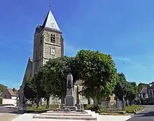 L'église Saint-Pierre et le monument aux morts.