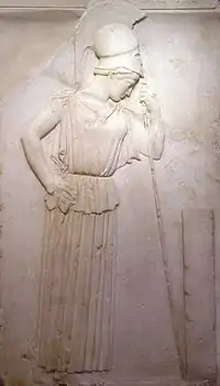 Athéna pensive, bas-relief (vers 460 avant notre ère), musée de l'Acropole d'Athènes. Avant une épreuve sportive, la déesse semble réfléchir à la meilleure stratégie à adopter pour remporter la victoireBarastégui 2017, Illustrations, p.&nbsp;140-141. .