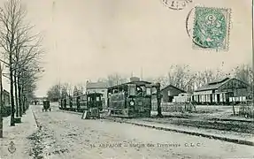 La gare d'Arpajon était le terminus de l'Arpajonnais et de la CGB, avant 1911 (création de raccordement avec la gare d'Arpajon). On voit un train tracté par une locomotive bicabine no&nbsp;15, de type Tubize.