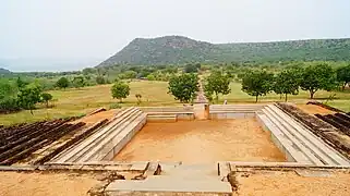 Vue en hauteur sur l'amphithéâtre de Nagarjunakonda, l'ancienne Vijayapuri, site archéologique de la capitale des Ikshvaku (IIIe&nbsp;siècle et IVe&nbsp;siècle).