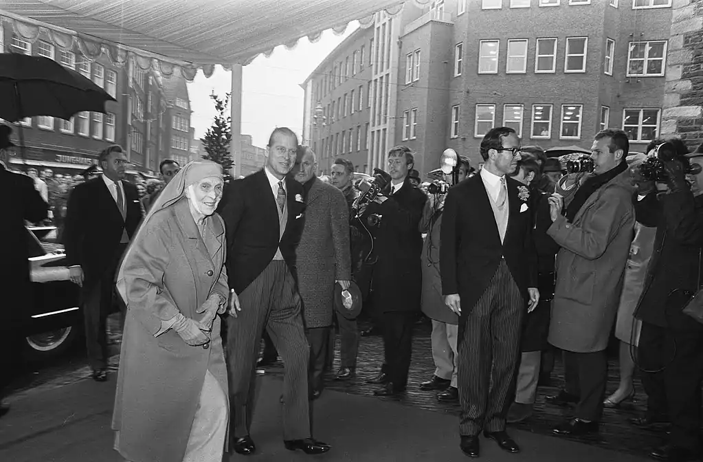 Photographie en noir et blanc d'une vieille femme portant un voile de religieuse.