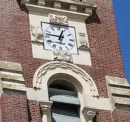 Détail des sculptures du clocher.