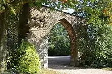 Arcade de pierres dont l'ouverture forme une ogive.