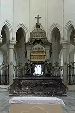 Dais du tombeau de St Edmé