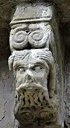 Modillon à tête d'homme barbu.