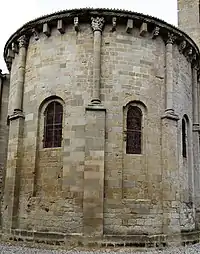 Le chevet de l'abside en hémicycle avec les sculptures du maître de Cabestany subsistantes.