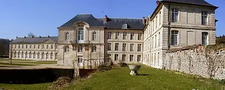 Façade sud de l'abbaye.