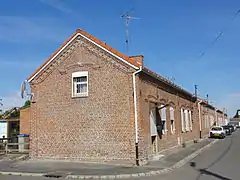 Des habitations groupées par deux ayant l'apparence de corons.