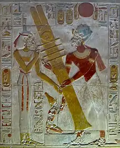Détail d'un mur du temple funéraire de Séthi Ier à Abydos : Séthi Ier relevant le plier djed
