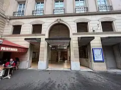 Accès par la place Georges-Berry.