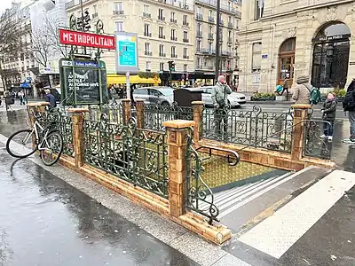 Entrée de la station sur la place Jules-Joffrin.