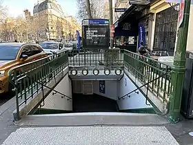 Accès à la station dans l'avenue de Villiers.