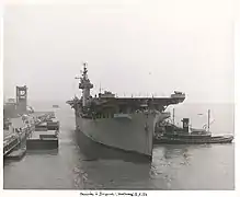 Accostage du Dixmude à Bayonne (New Jersey), le 5 mai 1956.