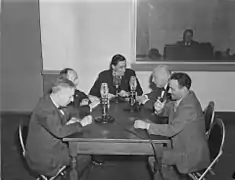Le 22 février 1945, groupe de quatre invités en studio avec l’animateur Roger Baulu durant l’émission Le Mot S.V.P. diffusée par C.B.C. (Radio-Canada) à Montréal.
