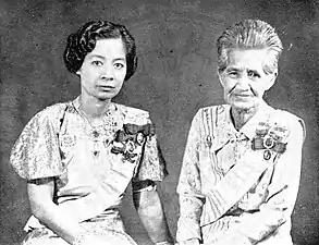 Adisaya Suriyabha&nbsp;(en) et sa mère