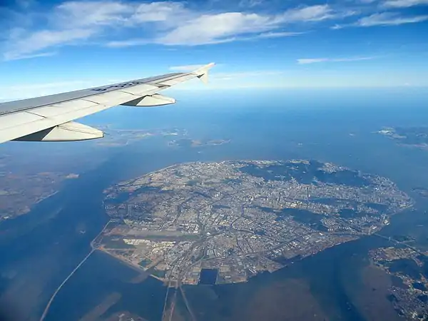 L'île de Xiamen (en) vue d'avion où se concentrent presque 2 millions d'habitants.