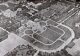 Vue aérienne du Domaine royal de Dusit vers 1940 : le palais Ananta Samakhom au centre et l'Amphorn Sathan Residential Hall en haut à gauche